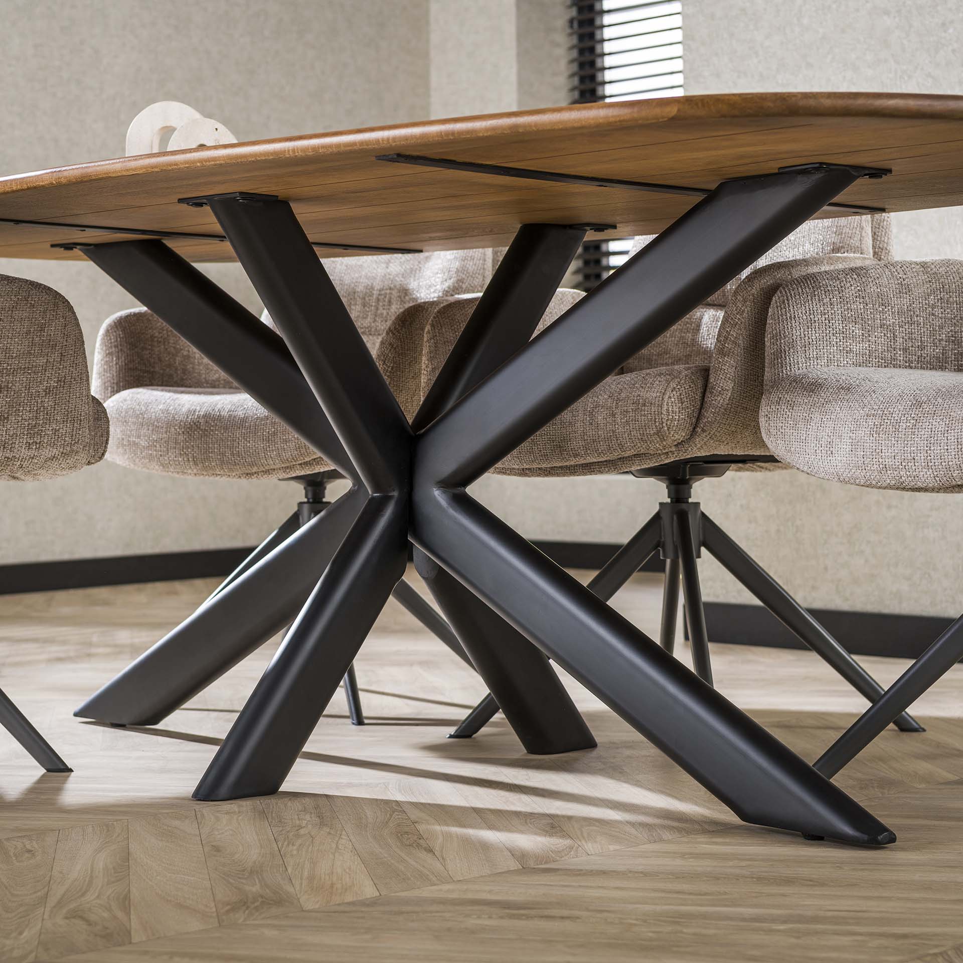 Eettafel Cliff ovaal 215 cm