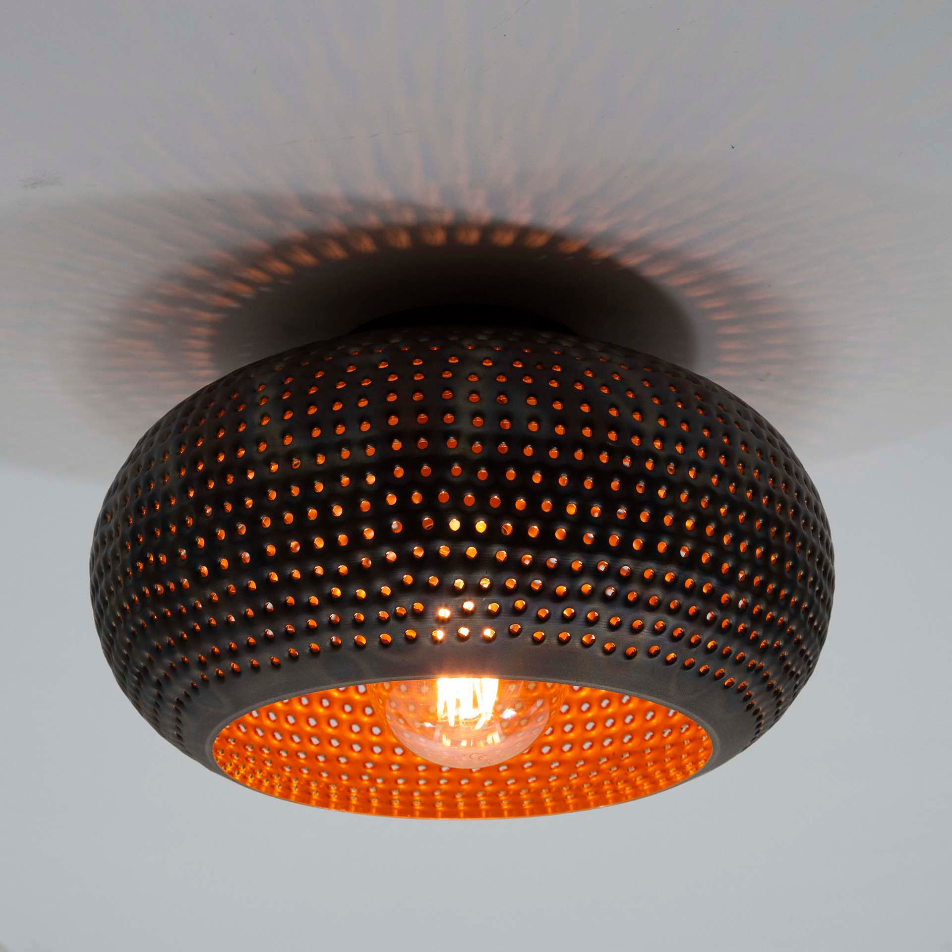 Plafondlamp met geperforeerd patroon