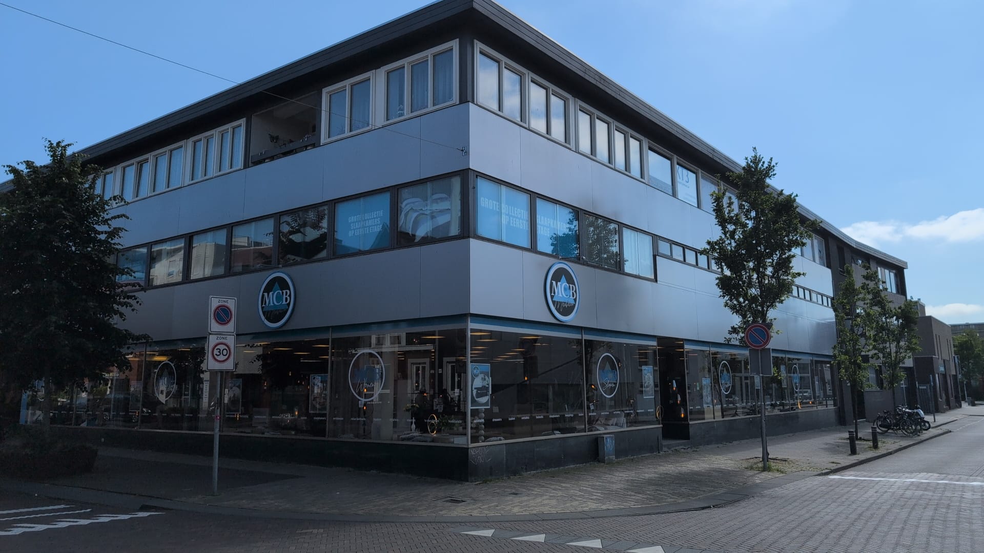 Diagonaal aanzicht van de showroom van MCB Meubelen