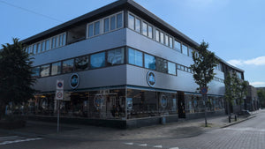 Diagonaal aanzicht van de showroom van MCB Meubelen