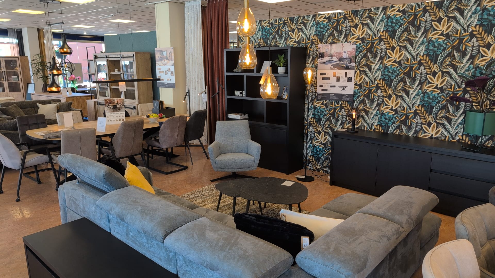 Meubilair in de winkel van MCB Meubelen