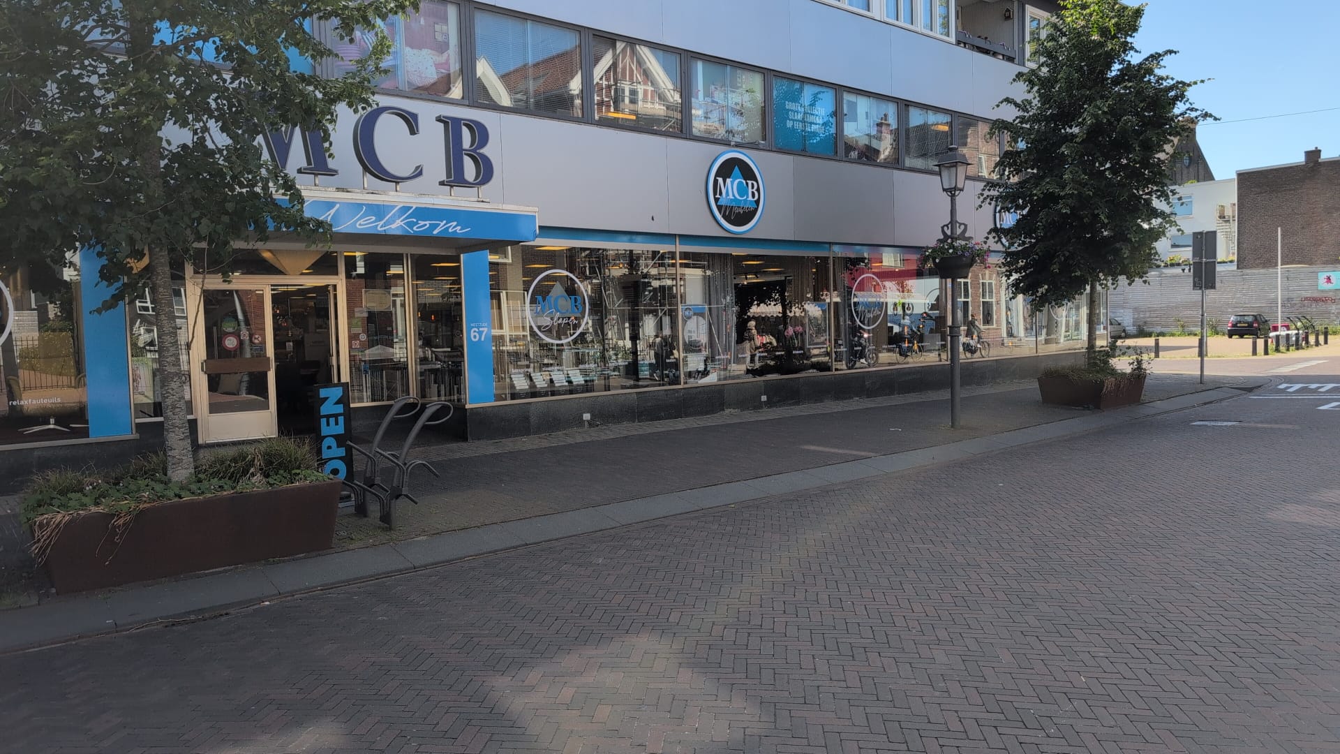 Het vooraanzicht van de winkel/showroom van MCB Meubelen