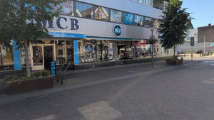 Het vooraanzicht van de winkel/showroom van MCB Meubelen